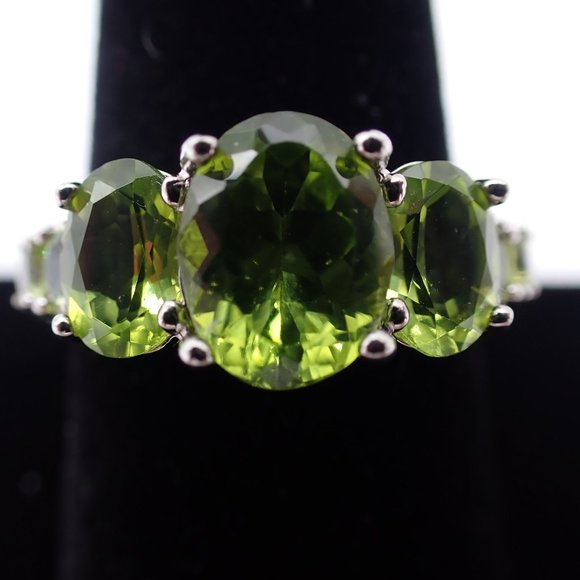 Vintage .925 Silver and Green Peridot 7 Stone Ring. - Picture 2 of 5
